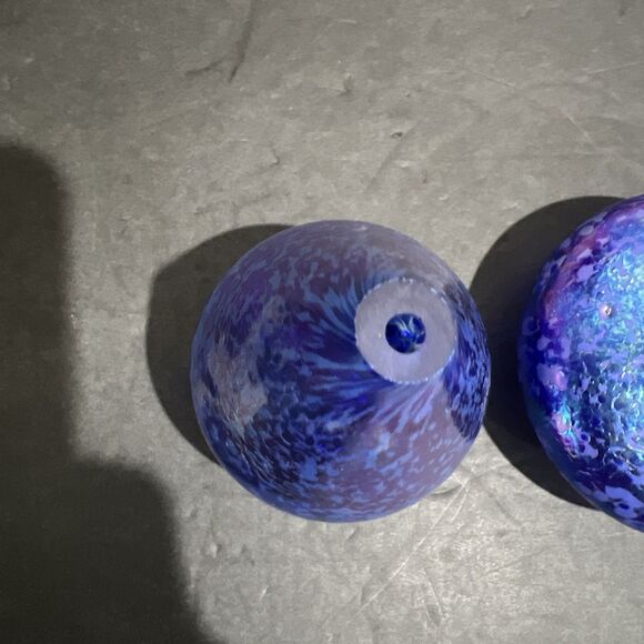 2 VINTAGE HANDBLOWN BLUE IRIDESCENT SMALL ART CRACKLE GLASS BUD VASE - Picture 6 of 14